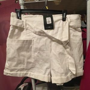 New Fashion Nova off white shorts size XL with belt very nice